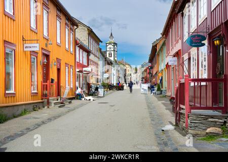 Street of Røros - la storica città mineraria iscritta nella lista dell'UNESCO, la Norvegia Foto Stock