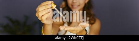 Banner Web con beauty blogger che applica siero facciale luminoso Foto Stock