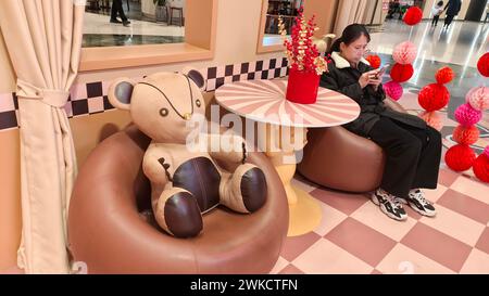 Shanghai, Cina. 20 febbraio 2024. Il marchio di moda cinese BUER BEAR è stato presentato in anteprima mondiale al Phoenix Nest Mall di Shanghai, Cina, il 16 febbraio 2024. (Foto di Costfoto/NurPhoto) credito: NurPhoto SRL/Alamy Live News Foto Stock