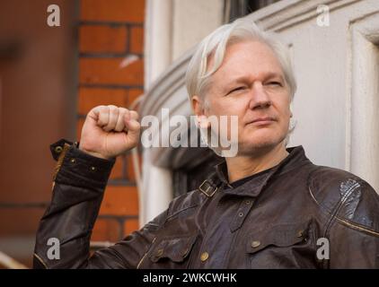 La foto del file del 19/5/2017 di Julian Assange parla dal balcone dell'ambasciata ecuadoriana a Londra. Assange è pronto a fare la sua ultima offerta per un appello nazionale contro la sentenza di un giudice sulla sua estradizione negli Stati Uniti. Il fondatore di WikiLeaks è ricercato negli Stati Uniti per una presunta cospirazione per ottenere e divulgare informazioni sulla difesa nazionale a seguito della pubblicazione di centinaia di migliaia di documenti trapelati relativi alle guerre in Afghanistan e Iraq. Data di pubblicazione: Martedì 20 febbraio 2024. Foto Stock