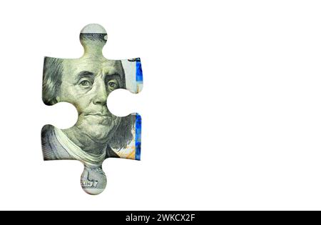 Puzzle puzzle a forma di pezzo aperto su sfondo bianco che rivela gli elementi da cento dollari della banconota. Pianificazione finanziaria, investimenti e ricchezza ma Foto Stock