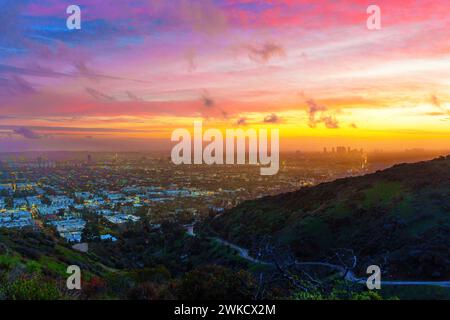 Scena mozzafiato mentre il sole tramonta in un tripudio di sfumature ardenti sull'iconico paesaggio urbano di Los Angeles. Foto Stock