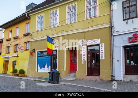 SIGHISOARA, ROMANIA - 2 MAGGIO 2023: Queste sono case storiche ben tenute nella città vecchia fuori le mura della cittadella. Foto Stock