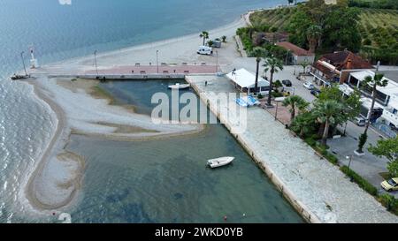 Foto drone della spiaggia e della costa di Myloi, Peloponneso, Grecia, maggio 2023 Foto Stock