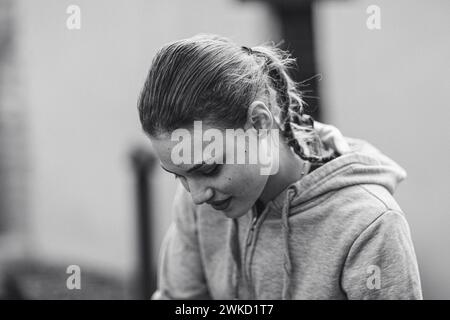 ritratto in bianco e nero di una giovane donna caucasica dai capelli lunghi all'aperto in inverno Foto Stock