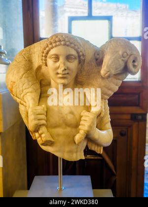 Statua frammentaria di Ermes con un ariete - copia romana da un originale classico del i secolo a.C., marmo pentelico trovato vicino Roma - Museo di Scultura Antica Giovanni Barracco, Roma, Italia Foto Stock