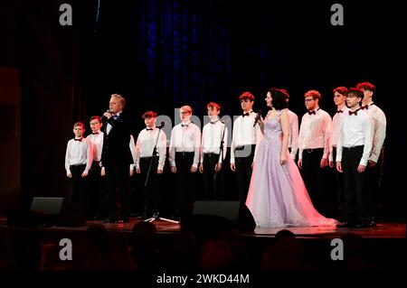 Heiko Reissig, Nicole Rhoslynn, Toralf und Rheinischen Sängerknaben live beim Konzert 'Heiko Reissig & Freunde – Die große Jubiläumsshow' im Arndt-Bau Foto Stock