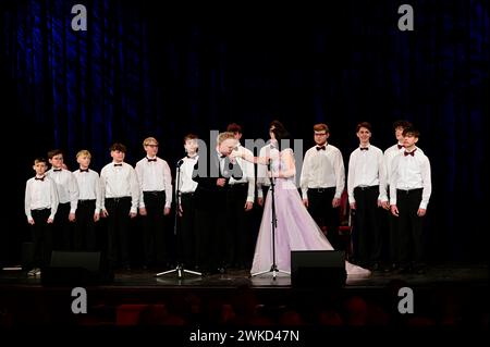 Heiko Reissig, Nicole Rhoslynn, Toralf und Rheinischen Sängerknaben live beim Konzert 'Heiko Reissig & Freunde – Die große Jubiläumsshow' im Arndt-Bau Foto Stock