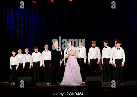 Heiko Reissig, Nicole Rhoslynn, Toralf und Rheinischen Sängerknaben live beim Konzert 'Heiko Reissig & Freunde – Die große Jubiläumsshow' im Arndt-Bau Foto Stock