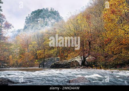 Le Crow Cliffs sopra il Little River in autunno. Little River Canyon National Preserve, Alabama Foto Stock