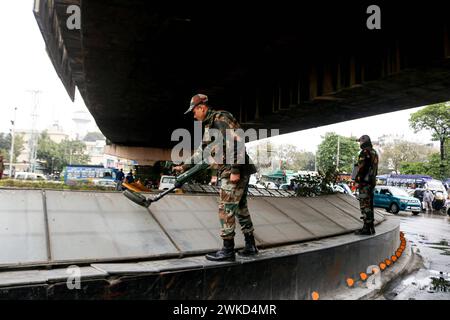 Aumenta la sicurezza prima della visita del PM Narendra modi 19 febbraio 2024, Jammu, India: Un soldato dell'esercito indiano con rilevatore di metalli fuori dallo stadio Maulana Azad prima della visita del primo ministro Narendra modi a Jammu. Jammu Kashmir India Copyright: XFirdousxNazirxxEyepixxGroupx Foto Stock