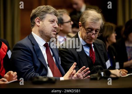 L'AIA - Piet Heirbaut (l), Direttore generale degli affari giuridici presso il Ministero degli affari Esteri belga, nel corso di un'audizione presso la Corte internazionale di giustizia (ICJ) sulle conseguenze giuridiche dell'occupazione israeliana dei territori palestinesi. Diversi paesi hanno voce in capitolo durante le audizioni. ANP ROBIN VAN LONHUIJSEN netherlands Out - belgio Out Foto Stock