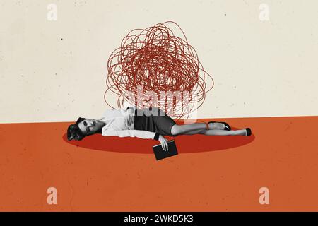 Immagine collage raffigurante una donna d'affari disordinata, stressata e sovrapposta in ufficio, isolata su sfondo arancione Foto Stock
