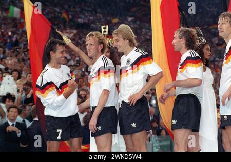 ARCHIVIATO - 08 luglio 1990, Italia, Rom: Gli ex giocatori della nazionale tedesca Pierre Littbarski (l-r), Andreas Brehme, Jürgen Klinsmann, Rudi Völler e Guido Buchwald attendono la cerimonia di premiazione della Coppa del mondo di fronte alla loro bandiera nazionale allo Stadio Olimpico di Roma. La nazionale tedesca di calcio vince la finale contro l'Argentina 1:0. Il campione del mondo di calcio Andreas Brehme è morto all'età di 63 anni, come la sua famiglia ha confermato martedì all'agenzia di stampa tedesca. (A dpa: "Il campione del mondo di calcio Andreas Brehme è morto") foto: Frank Leonhardt/dpa Foto Stock