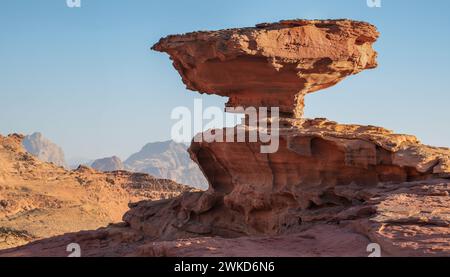 Famosa roccia a funghi nel deserto di Wadi Rum, in Giordania Foto Stock