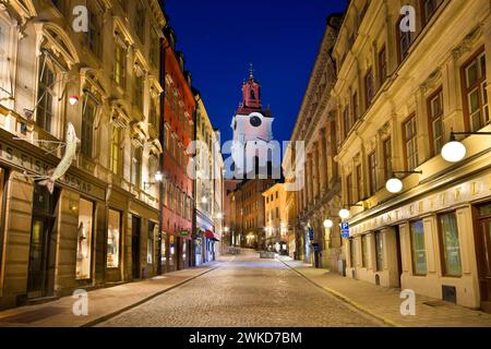 Vista notturna della città vecchia di Stoccolma, Svezia. Torre di Storkyrkan sullo sfondo Foto Stock