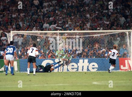 ARCHIVIATO - 08 luglio 1990, Italia, Rom: L'obiettivo decisivo nella finale di Coppa del mondo tra Germania e Argentina. Il portiere argentino Sergio Goycoechea (2° da destra) cerca invano di raggiungere l'angolo destro. Al 85 ° minuto della partita allo Stadio Olimpico, il difensore tedesco Andreas Brehme (r) converte un calcio di rigore per dare alla Germania un vantaggio di 1-0. Con questo gol contro l'Argentina, la Germania diventa campione del mondo per la terza volta. Il vincitore della Coppa del mondo Andreas Brehme è morto all'età di 63 anni, la sua famiglia ha confermato all'agenzia di stampa tedesca martedì. (A dpa: "Campione del mondo di calcio Andreas Brehme Foto Stock