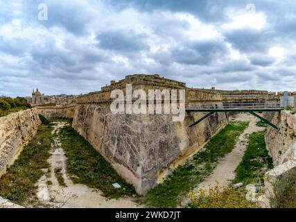 Gzira, Malta - 11 aprile 2021: Il fossato difensivo di Fort Manoel, un forte stellare del XVIII secolo costruito dall'ordine di San Giovanni sull'isola di Manoel. Foto Stock