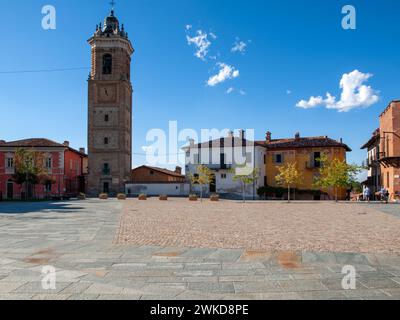 La Morra, Piemonte, Italia - 8 settembre 2022: Piazza Castello con il campanile di la Morra. Piemonte, Italia Foto Stock