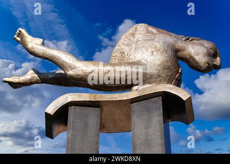 O Sireno, il Sireno, pesce di acciaio inossidabile uomo, scultura di Leiro Francisco, Puerta del Sol, Vigo, Pontevedra, Galizia, Spagna. La scultura di Sireno, als Foto Stock