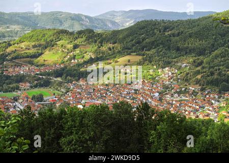 Ivanjica è una pittoresca cittadina situata nella valle del fiume Moravica, prevalentemente collinare e montuoso, nella Serbia sud-occidentale Foto Stock