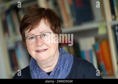 Stoccarda, Germania. 20 febbraio 2024. Ute Mackenstedt, capo del Dipartimento di Parasitologia dell'Università di Hohenheim, si trova di fronte a una libreria. Gli esperti spiegano lo stato attuale della ricerca in un comunicato stampa online per il South German Tick Congress. A causa del clima persistentemente mite, le zecche in questo paese sono passate bene durante l'inverno e sono già molto attive. Crediti: Marijan Murat/dpa/Alamy Live News Foto Stock