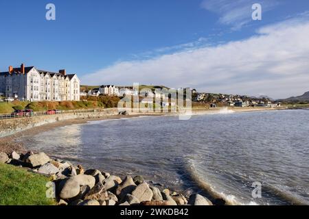 Vista sul lungomare con l'alta marea sulla costa occidentale gallese. Criccieth, Penisola di Llyn, Gwynedd, Galles settentrionale, Regno Unito, Regno Unito Foto Stock