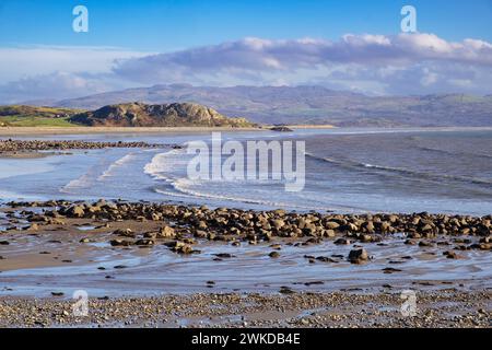 Vista sulla tranquilla spiaggia orientale durante la bassa marea d'inverno sulla costa occidentale gallese. Criccieth, Penisola di Llyn, Gwynedd, Galles settentrionale, Regno Unito, Regno Unito Foto Stock