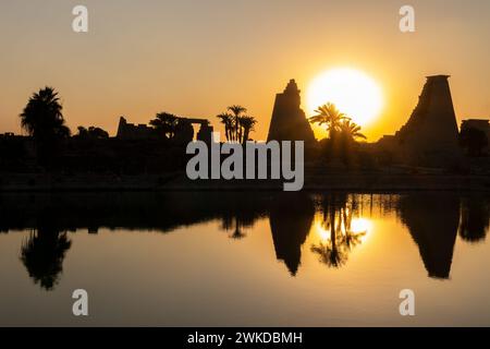 Tempio di Karnak, lago sacro al tramonto sulla riva orientale del Nilo a Luxor, Egitto Foto Stock