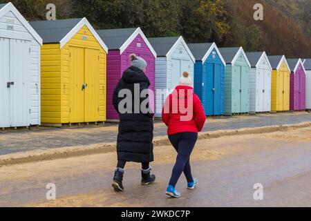 Bournemouth, Dorset, Regno Unito. 20 febbraio 2024. Meteo nel Regno Unito: Mattinata umida a Bournemouth, non scoraggia le persone che camminano lungo il lungomare passando davanti a capanne colorate sulla spiaggia per fare esercizio fisico. Crediti: Carolyn Jenkins/Alamy Live News Foto Stock