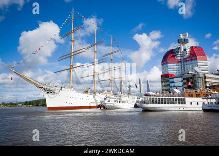 Hotel Barken Viking sulla vecchia barca a vela di Goteborg, Svezia. Caratteristico edificio Skanskaskrapan sulla destra. Foto Stock