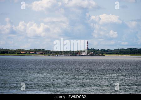 Ankunft im Fährhafen der Insel Amrum. Fährhafen mit dem Amrumer Leuchtturm im Hintergrund Foto Stock