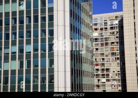 Grandi complessi situati in Avenue du Maine, quartiere di Montparnasse. Parigi XV, Francia, Europa ​ Foto Stock