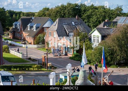 Straßenszene in Norddorf auf der Nordseeinsel Amrum mit Touristen *** scena di strada a Norddorf sull'isola di Amrum del Mare del Nord con turisti Foto Stock