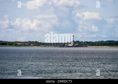 Ankunft im Fährhafen der Insel Amrum. Fährhafen mit dem Amrumer Leuchtturm im Hintergrund *** arrivo al porto dei traghetti sull'isola di Amrum porto dei traghetti con il faro di Amrum sullo sfondo Foto Stock