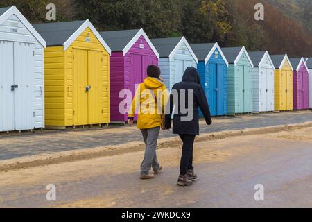 Bournemouth, Dorset, Regno Unito. 20 febbraio 2024. Meteo nel Regno Unito: Mattinata umida a Bournemouth, non scoraggia le persone che camminano lungo il lungomare passando davanti a capanne colorate sulla spiaggia per fare esercizio fisico. Crediti: Carolyn Jenkins/Alamy Live News Foto Stock