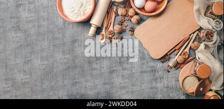 L'amore al forno. Informazioni sui prodotti da forno. Ingredienti da forno e utensili da cucina su sfondo nero. Farina, noci di mandorla, uova. Vista dall'alto. Cucina moderna Foto Stock