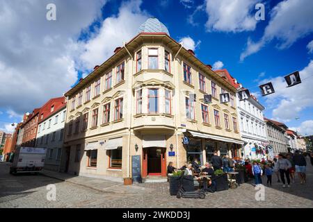 Strada pedonale di Haga - quartiere della città di Gothenburg, Svezia. È famosa per le sue splendide case in legno, l'atmosfera del XIX secolo e i caffè Foto Stock