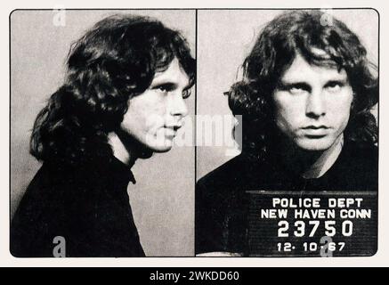 Jim Morrison, arrestato durante un concerto di porte nel dicembre 1967 (gli agenti di polizia hanno offeso sul palco). Foto Stock