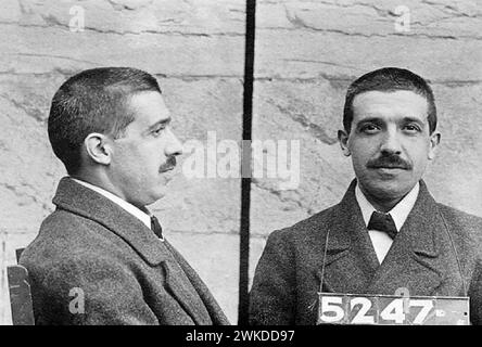 Charles Ponzi Mug shot - anni '1920 - Uno schema Ponzi è una forma di frode che attira investitori e paga profitti a investitori precedenti con fondi provenienti da investitori più recenti Foto Stock