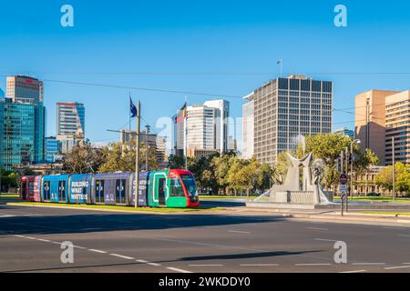 Adelaide CBD, Australia meridionale - 19 dicembre 2020: Tram della metropolitana di Adelaide con partenza da Victoria Square a Glenelg in una giornata luminosa Foto Stock