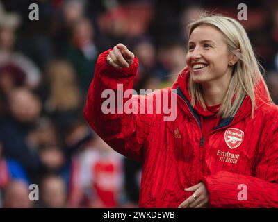 Arsenal, Regno Unito. 17 febbraio 2024. Londra, Inghilterra, 17 febbraio 2024: Leah Williamson (6) che punta agli striscioni della folla dopo la vittoria degli Arsenals contro il Manchester United (Jayde Chamberlain/ SPP) credito: SPP Sport Press Photo. /Alamy Live News Foto Stock
