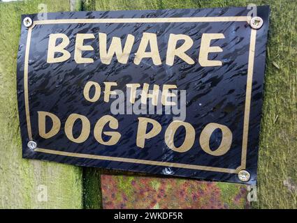 Un cartello con scritto "attenzione alla cacca del cane", Inghilterra, Regno Unito Foto Stock