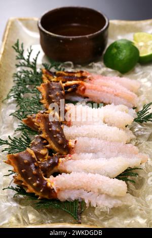 Sashimi di granchio rosso giapponese. Dal freddo shabu-shabu, la carne delle zampe di granchio diventa come un fiore che fiorisce. Foto Stock