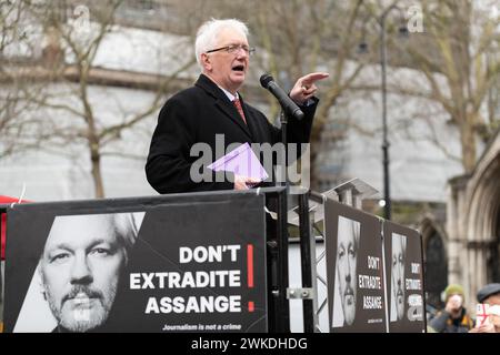 Londra, Regno Unito. 20 febbraio 2024. Lo storico, attivista per i diritti ed ex ambasciatore britannico Craig Murray si rivolge ai sostenitori di Julian Assange riuniti al di fuori della Royal Courts of Justice mentre inizia l'udienza finale di appello per l'estradizione del fondatore di Wikileaks. Crediti: Ron Fassbender/Alamy Live News Foto Stock