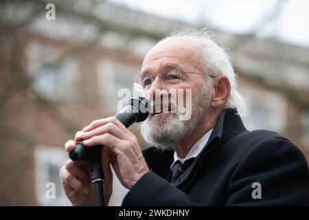 Londra, Regno Unito. 20 febbraio 2024. John Shipton, padre di Julian Assange, si rivolge ai sostenitori riuniti al di fuori della Royal Courts of Justice mentre inizia l'udienza finale di appello per l'estradizione del fondatore di Wikileaks. Crediti: Ron Fassbender/Alamy Live News Foto Stock