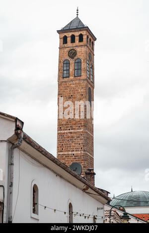 Il Sarajevski Sahat Kula è una torre dell'orologio ottomana situata a Sarajevo, la capitale della Bosnia ed Erzegovina. Foto Stock