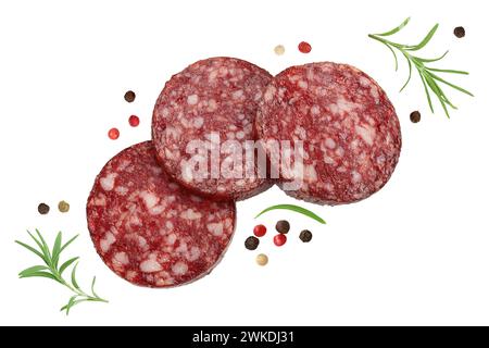 Fette di salame di salsiccia affumicato isolate su fondo bianco con profondità di campo piena. Vista dall'alto. Giacitura piatta Foto Stock