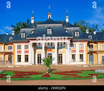 DAS Bergpalais des Schloss Pillnitz bei Dresden, errichtet 1723/24 als Lustschloss August des Starken und Seiner Maetresse Graefin Cosel, im saechsischen Spaetbarock, umgeben von gepflegten weitlaeufigen Gartenanlagen. Heute ein vielbesuchtes Ausflugsziel nahe Dresden Schloss Pillnitz **** il palazzo di montagna del castello di Pillnitz vicino a Dresda, costruito nel 1723 come residenza estiva di Augusto il forte e della sua amante la Contessa Cosel, in stile tardo barocco sassone, circondato da una tenuta ben curata, vasti giardini oggi una destinazione turistica molto visitata vicino al castello di Dresda Pillnitz Foto Stock