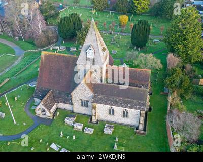 vista aerea della chiesa parrocchiale nel villaggio di abbandono nel parco nazionale a sud nel sussex orientale Foto Stock